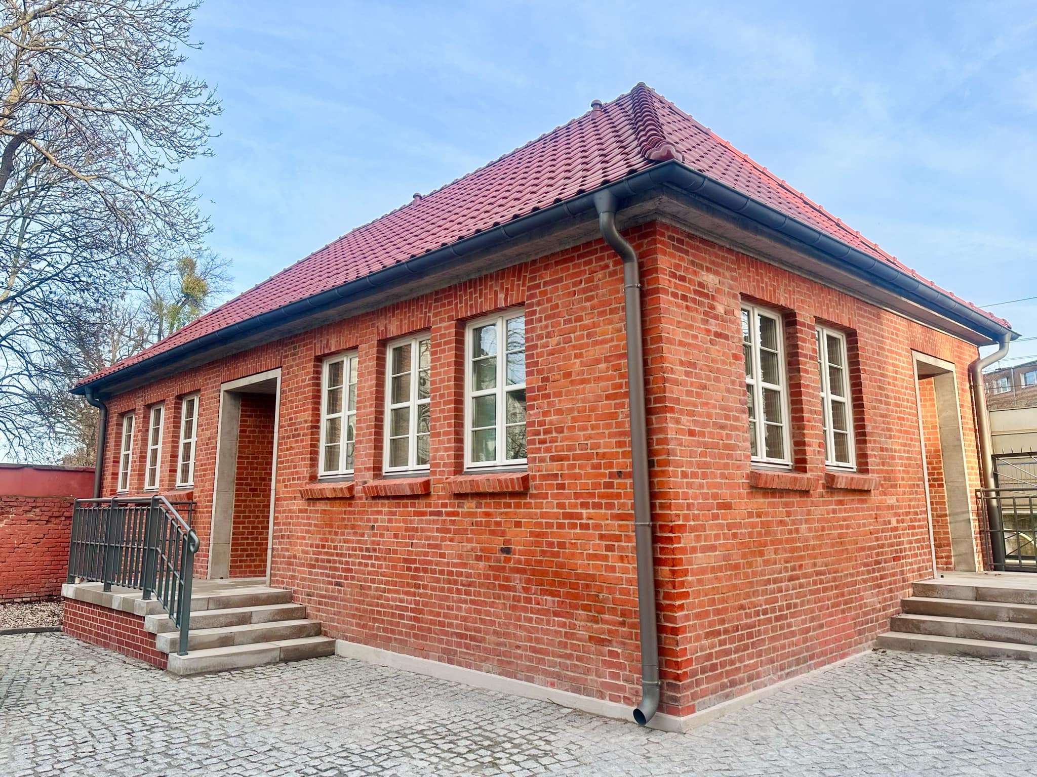 Zdjęcie przedstawia harcówkę obok budynku przy ul. Gościnnej 17