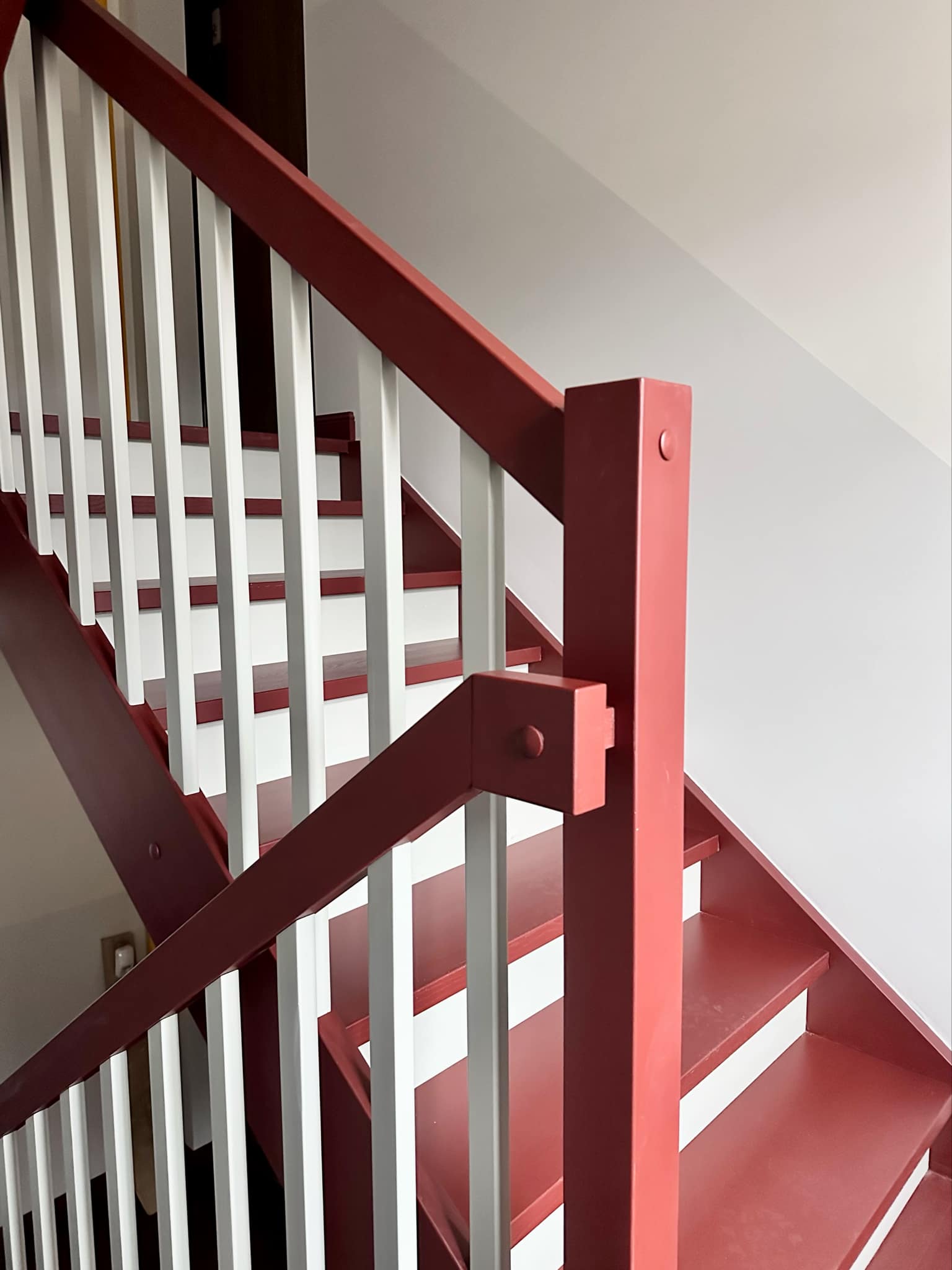 Zdjęcie przedstawia balustradę w kolorach białym i czerwonym