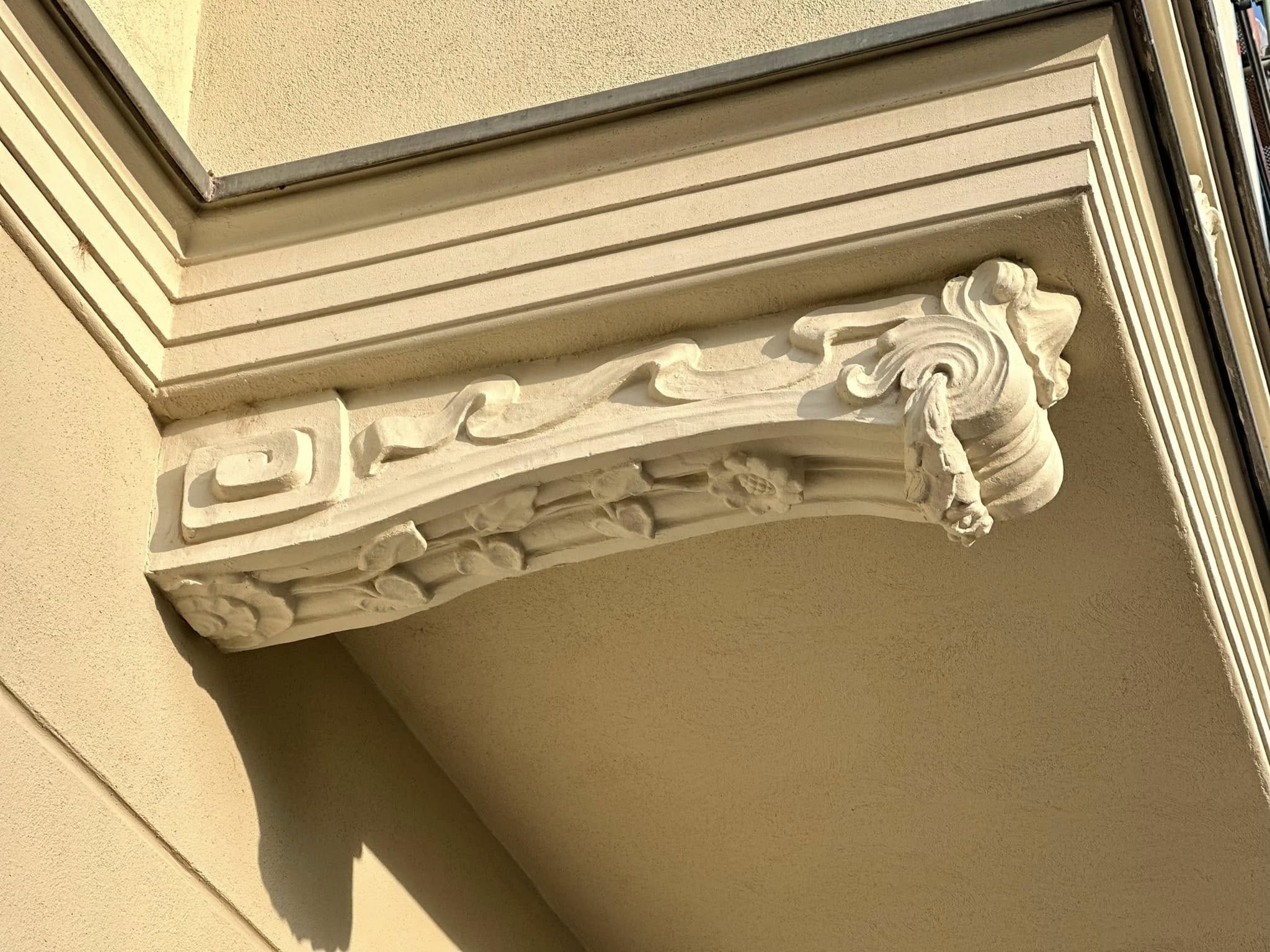 Zdjęcie przedstawia detal architektoniczny na kamienicy