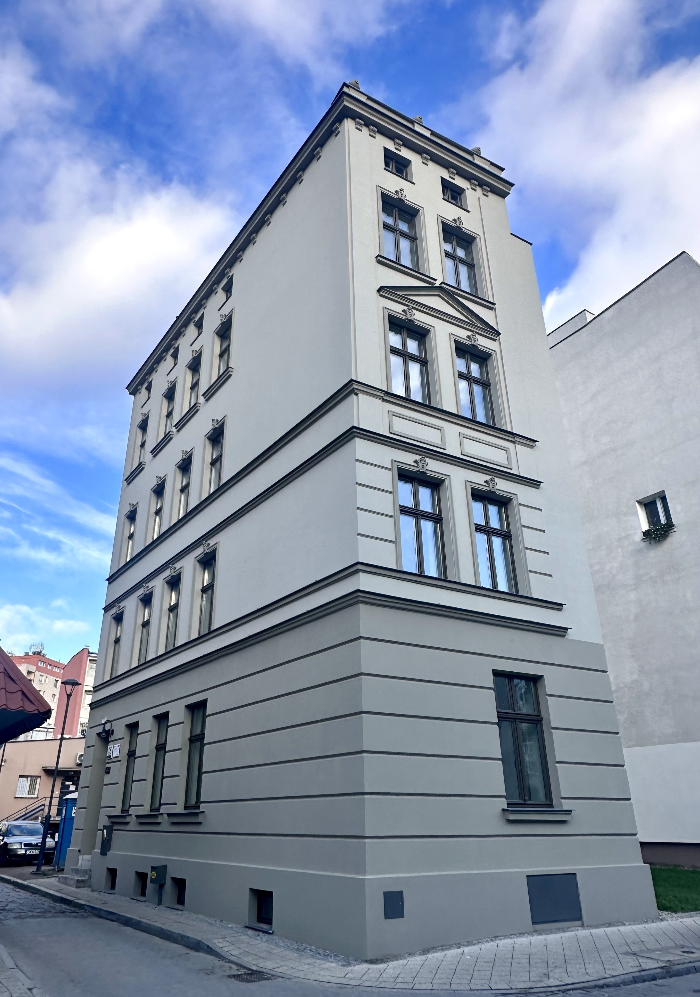 Zdjęcie przedstawia budynek po modernizacji przy ul. Łąkowej 18. Odrestaurowaną elewację zachowano w odcieniach beżu