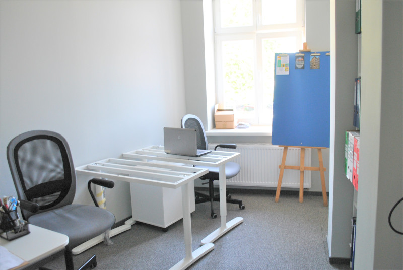 zdjęcie przedstawia  pomieszczenie pełniące funkcję biurową na potrzeby Centrum Wsparcia Seniora I Stowarzyszenia WAGA.