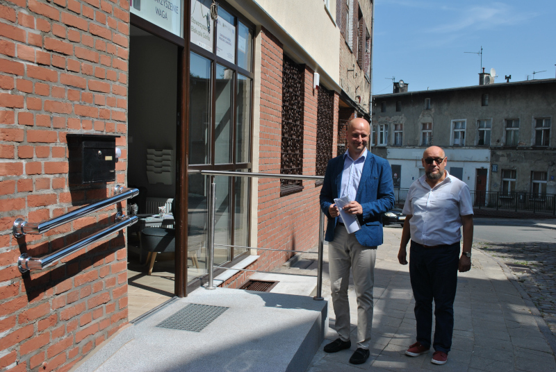 na zdjęciu przed nowo wyremontowanym wejściem do Centrum Wsparcia Seniora znajduje się Dyrektor Gdańskich Nieruchomości Przemysław Piotr Guzow oraz Zastępca Dyrektora ds. gospodarki Waldemar Rydlewski.