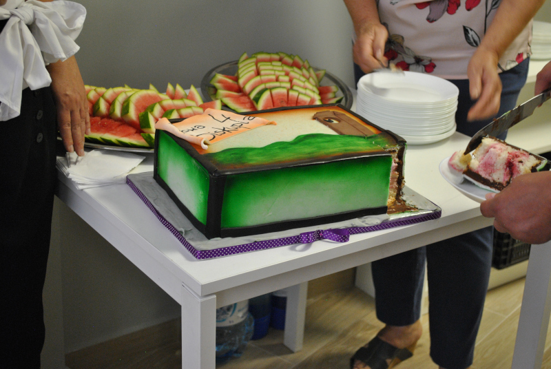 na zdjęciu znajduje się tort z okazji uroczystego otwarcia Centrum Wsparcia Seniora w intensywnym zielonym kolorze.