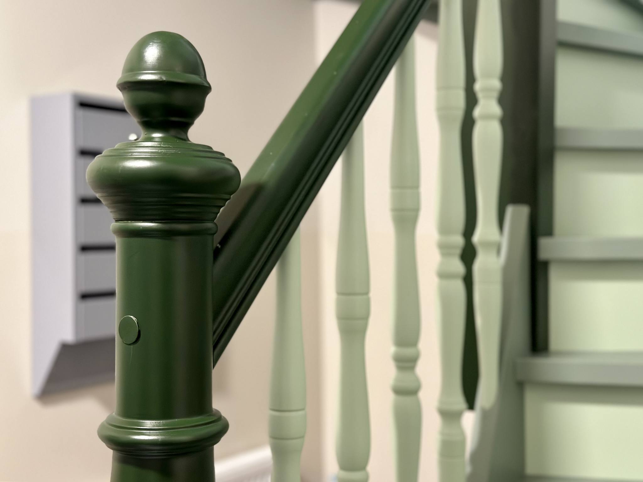 Zdjęcie przedstawia balustradę w kolorze zielonym