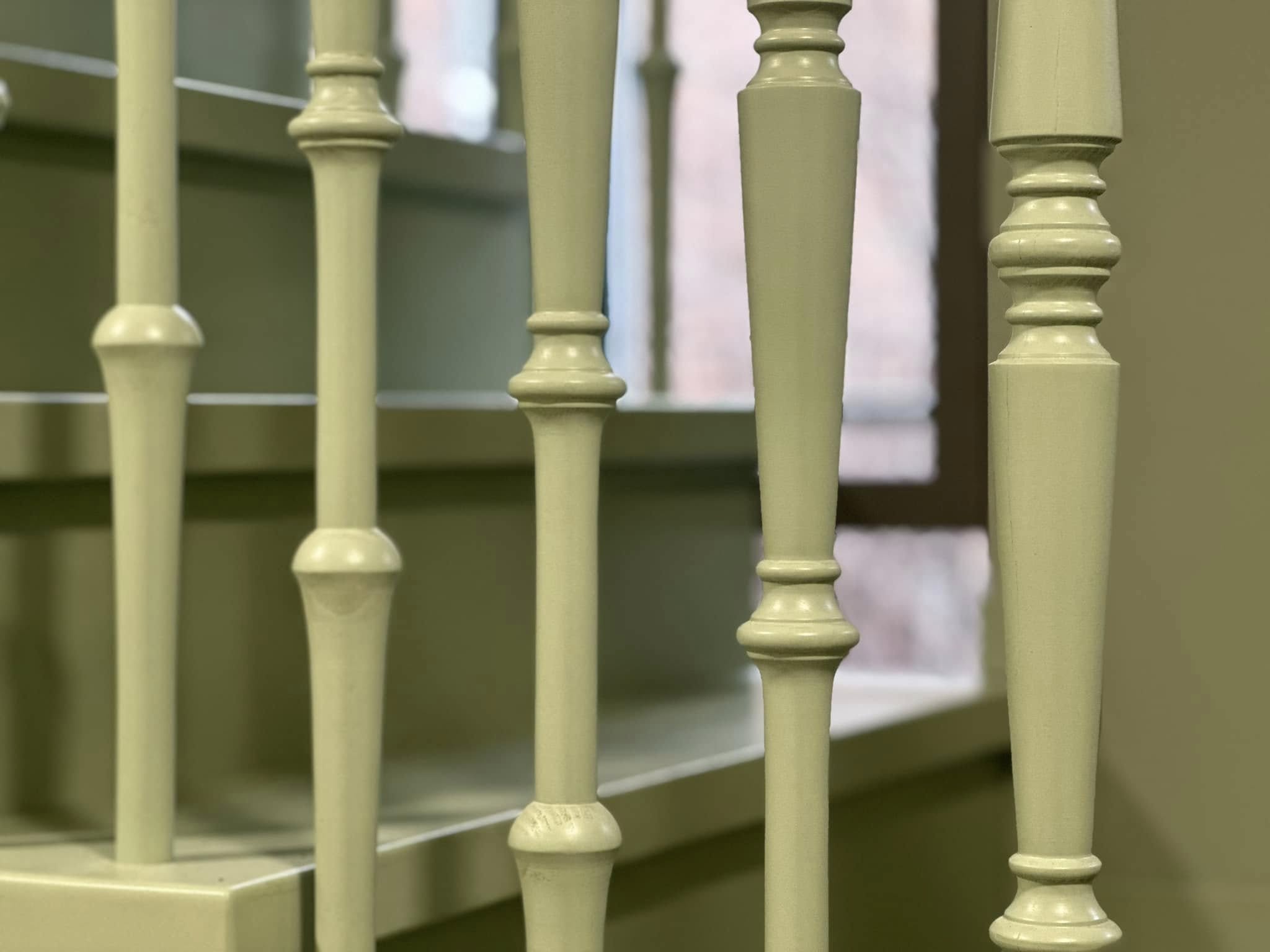 Zdjęcie przedstawia zieloną balustradę