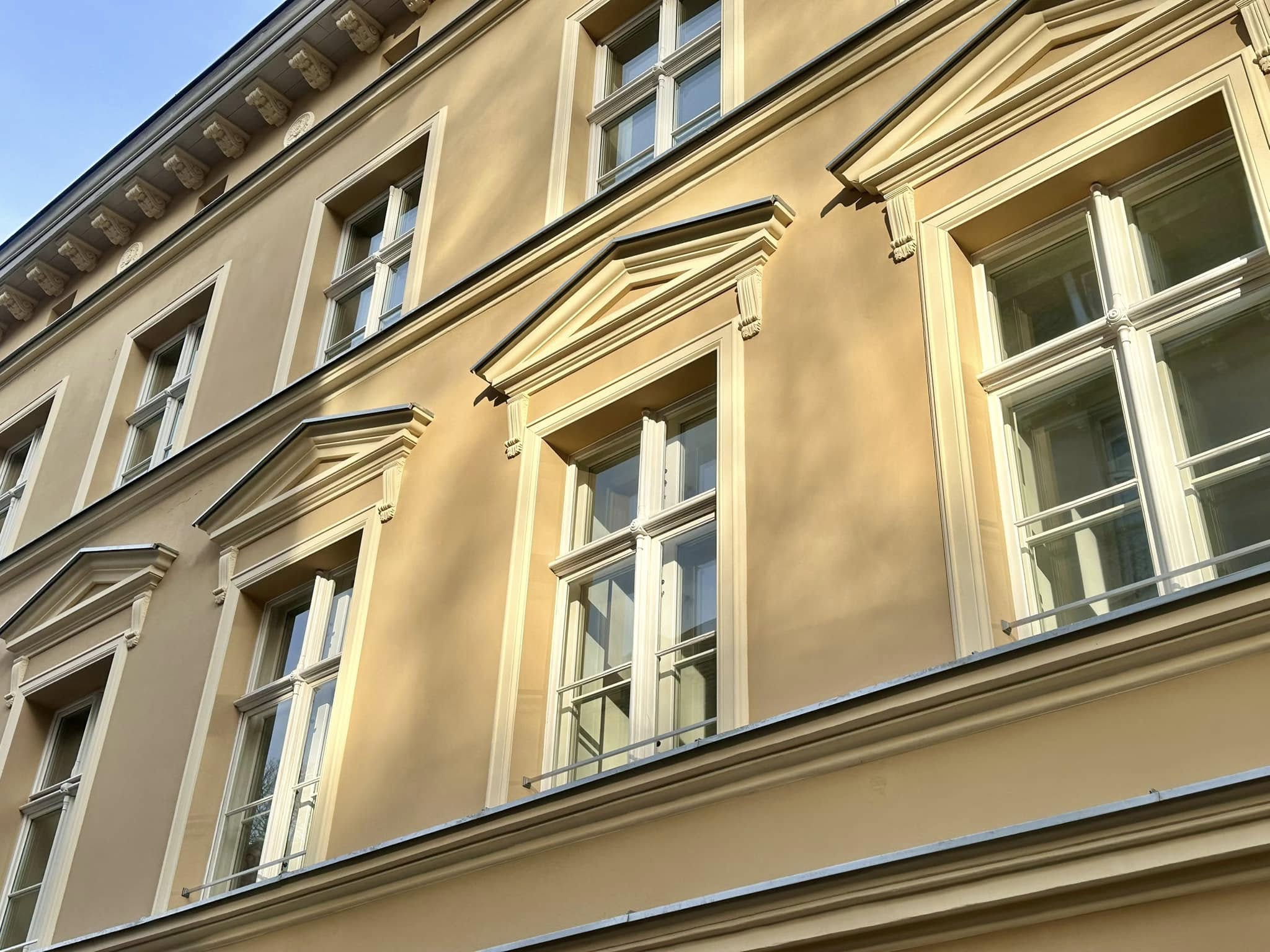 Zdjęcie przedstawia elewację kamienicy przy ul. Biskupiej 27 po remoncie