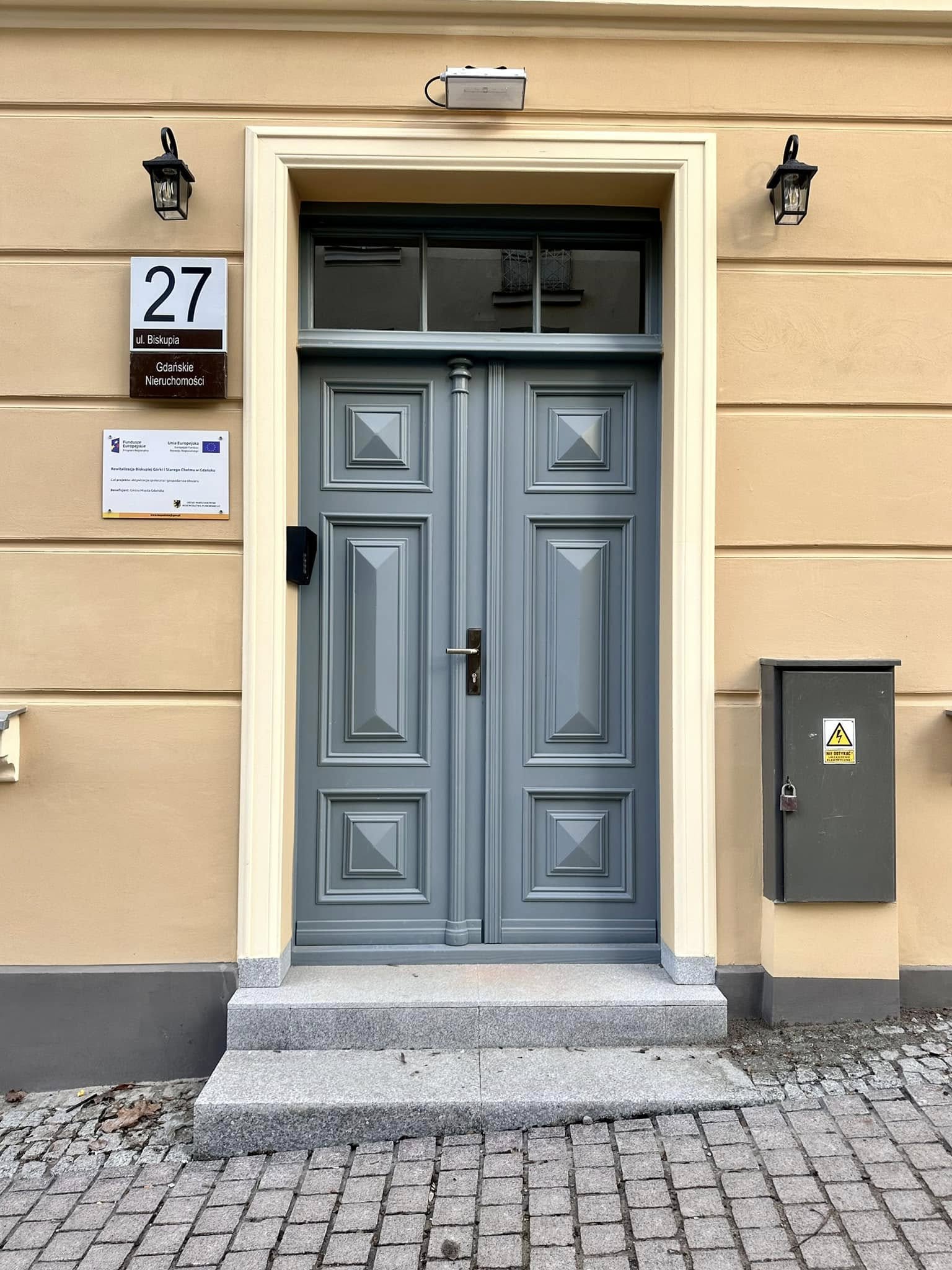 Zdjęcie przedstawia drzwi wejściowe w kolorze grafitowym