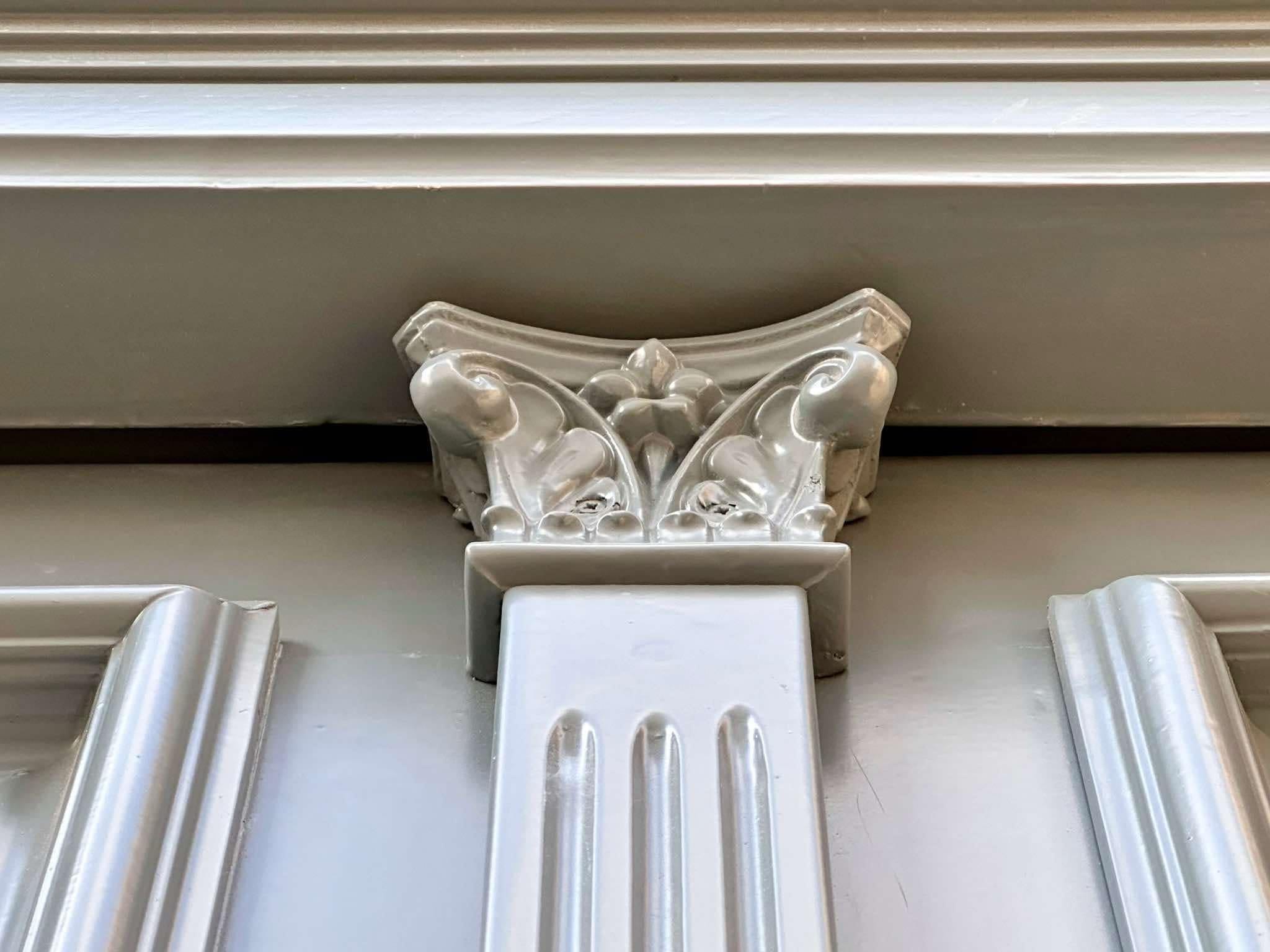 Zdjęcie przedstawia detal architektoniczny w kolorze białym.