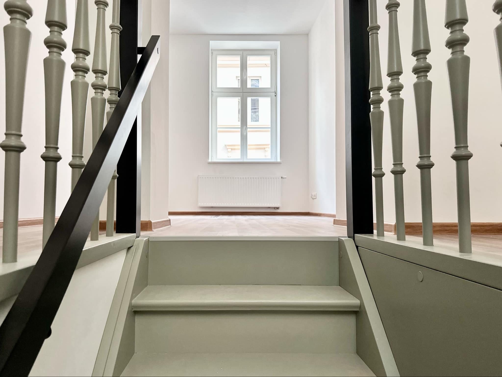 Zdjęcie przedstawia schody i balustradę.