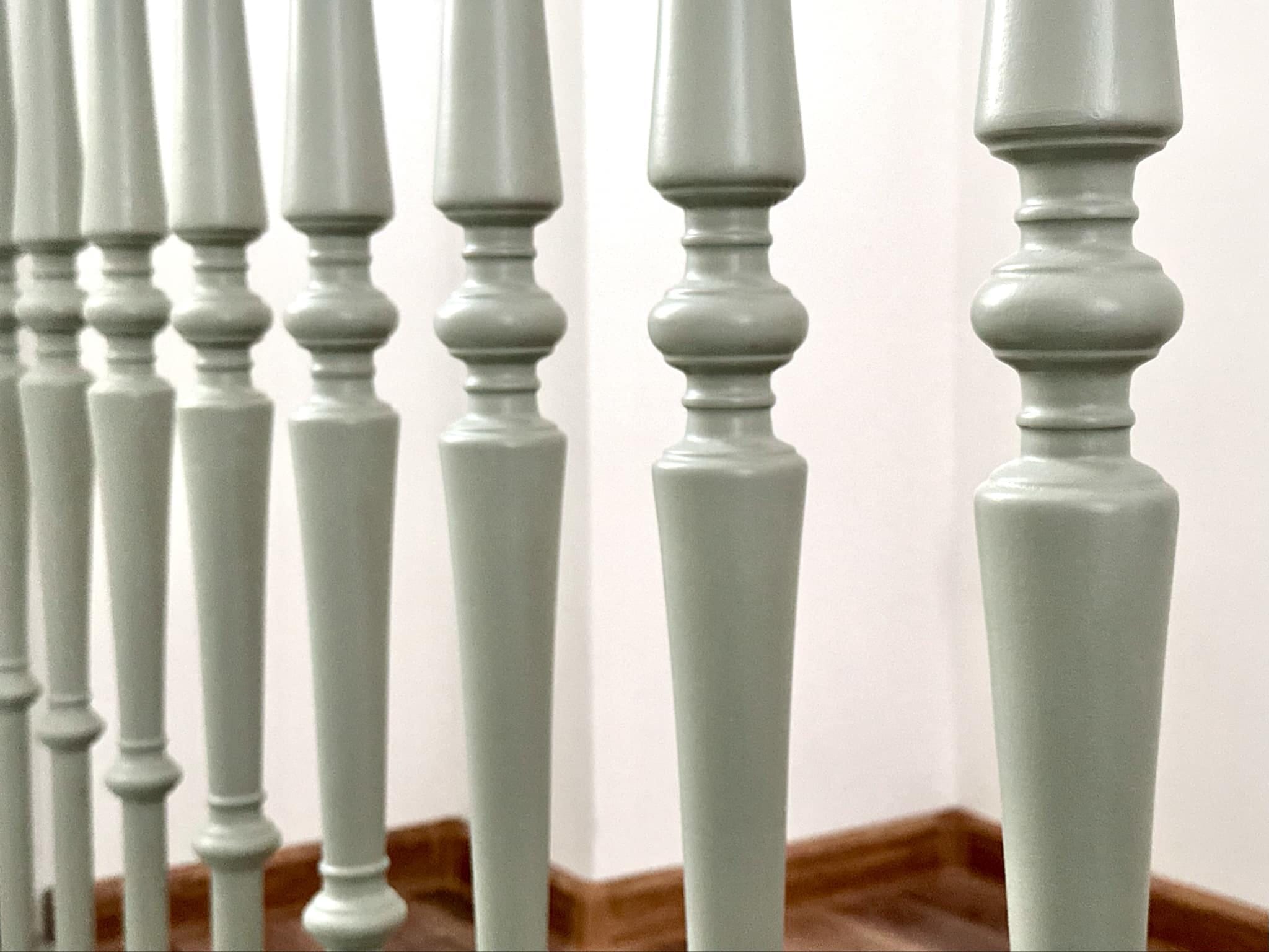 Zdjęcie przedstawia balustradę.