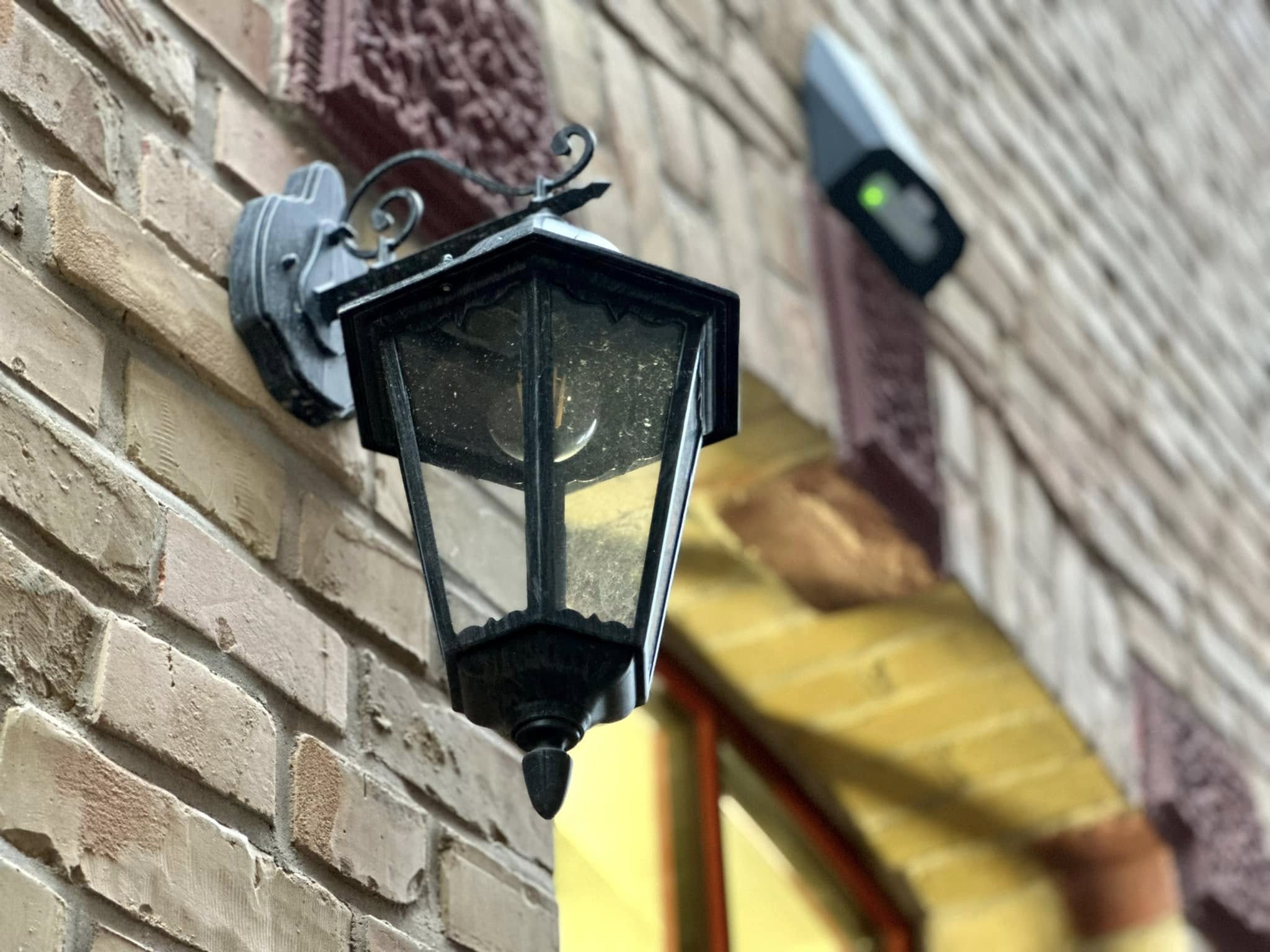 Zdjęcie przedstawia lampę ścienną