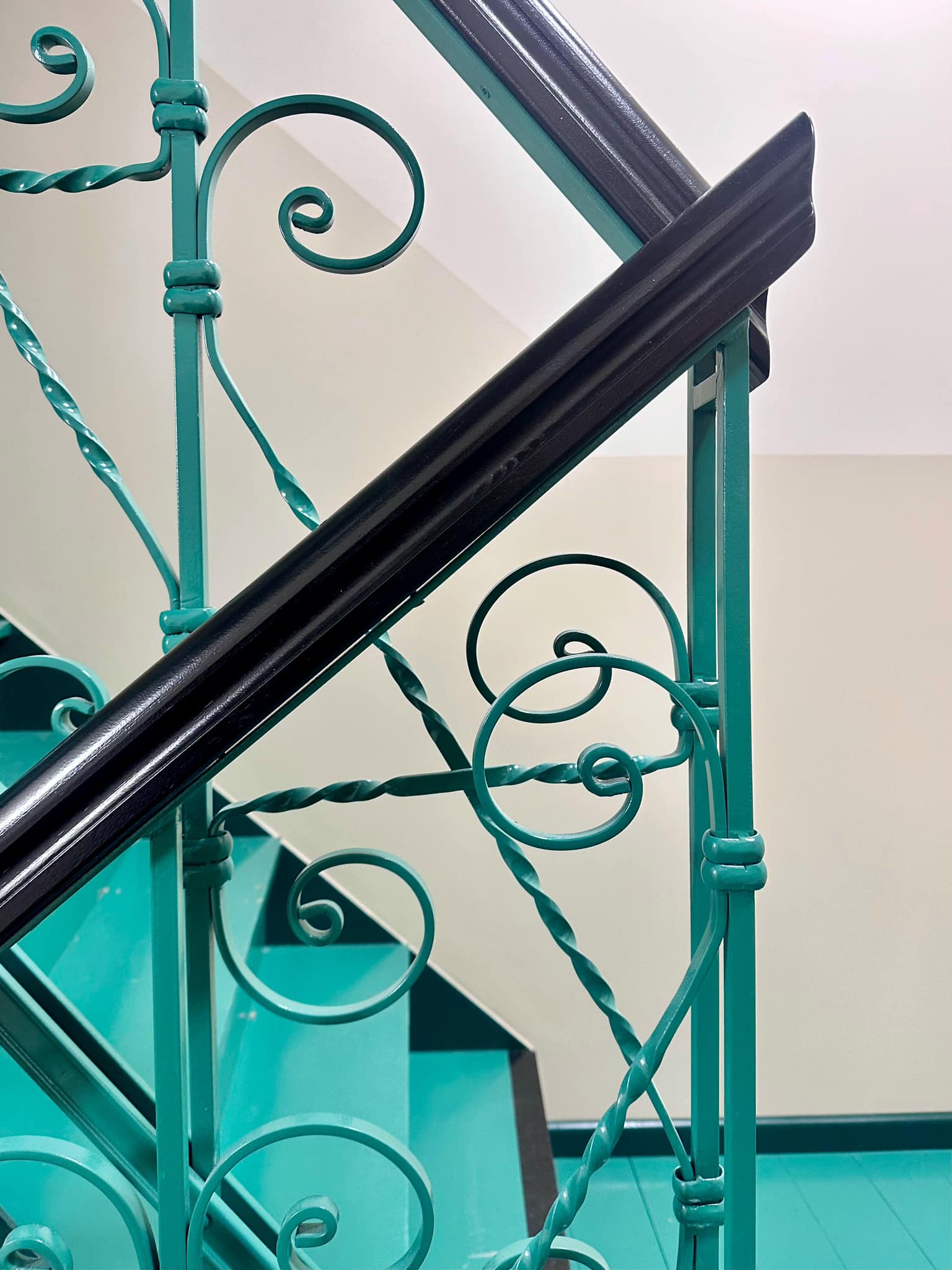 Zdjęcie przedstawia zdobioną balustradę w kolorach turkusowym i brązowym