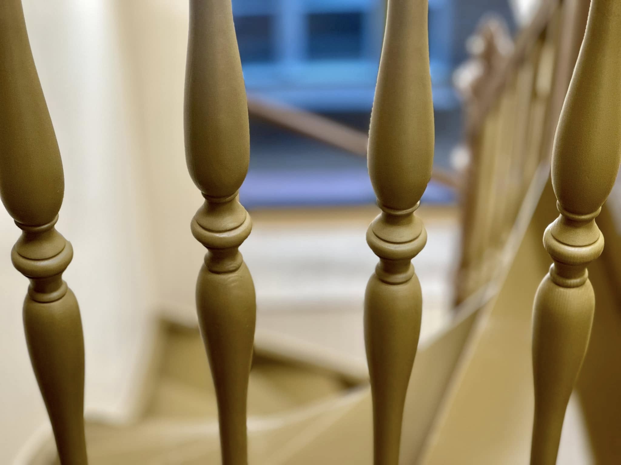 Zdjęcie przedstawia balustradę w kolorze miodowym