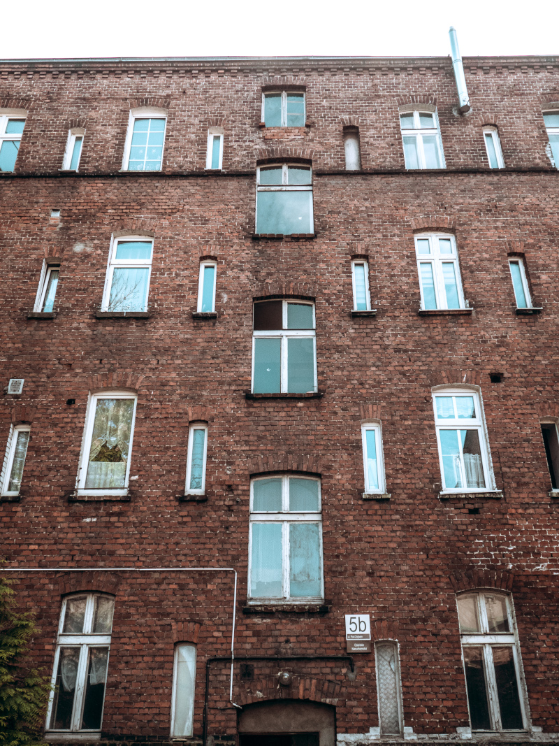 Zdjęcie przedstawia budynek Pod Zrębem 5b przed rewitalizacją