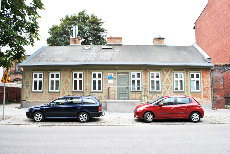 na zdjęciu widoczny od strony frontowej  budynek po działaniach rewitalizacyjnych. Przed budynkiem zaparkowane dwa samochody.