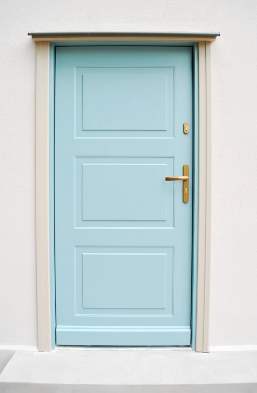 zdjęcie przedstawia drugie drzwi frontowe budynku jednoskrzydłowe w kolorze niebieskim.
