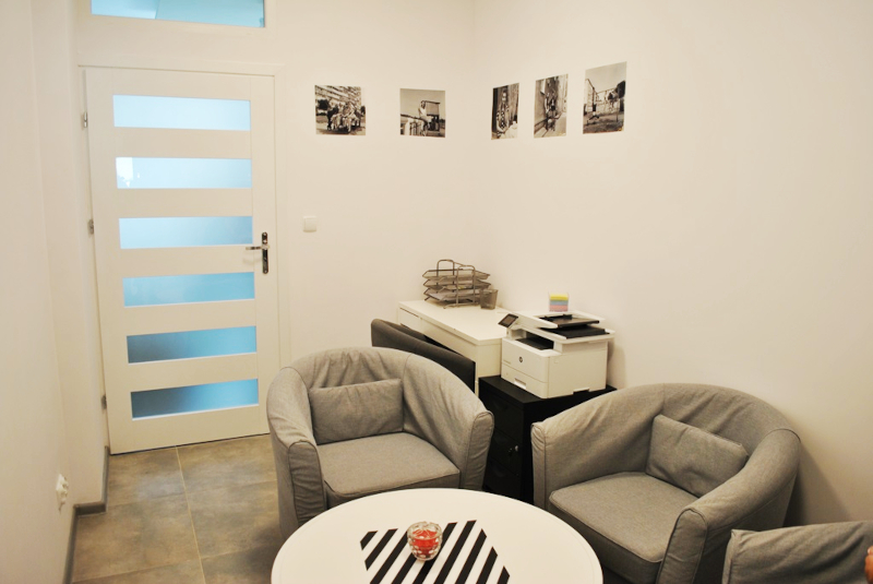 Zdjęcie przedstawia wyremontowane, umeblowane pomieszczenie pełniące funkcje sali terapeutycznej. 