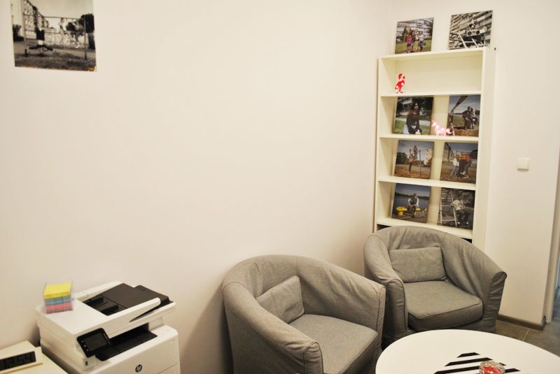 Zdjęcie przedstawia wyremontowane, umeblowane pomieszczenie pełniące funkcje sali terapeutycznej. 