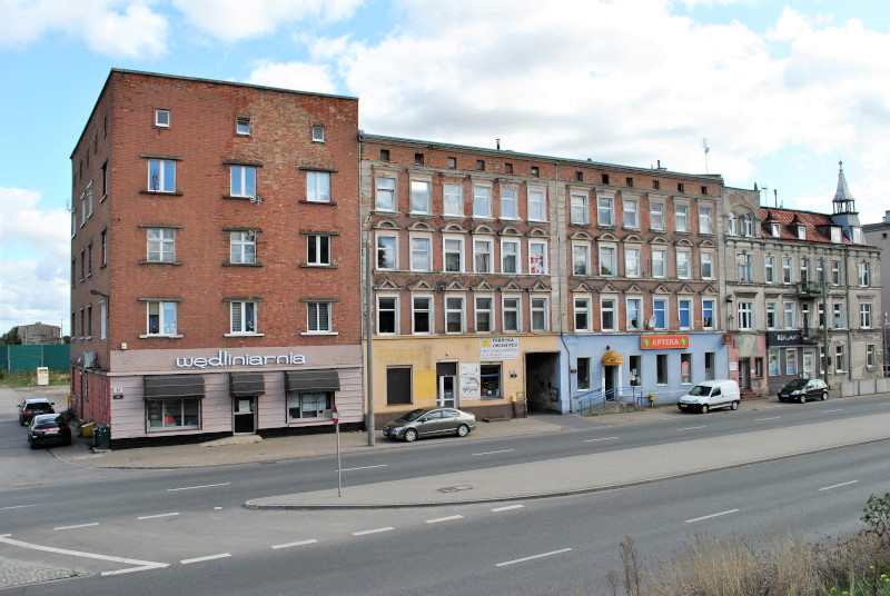 Zdjęcie przedstawia kompleks budynków przy Trakcie Św. Wojciecha 81,83,86 przed modernizacją.
